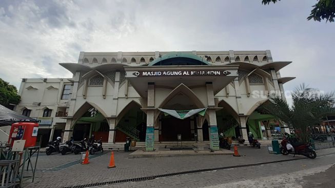 Masjid Agung Al Mujahidin, Pamulang, Tangsel, siap menggelar salat Tarawih dengan prokes yang ketat pada Ramadhan 2021, Selasa (6/4/2021). [Suara.com/Wivy]