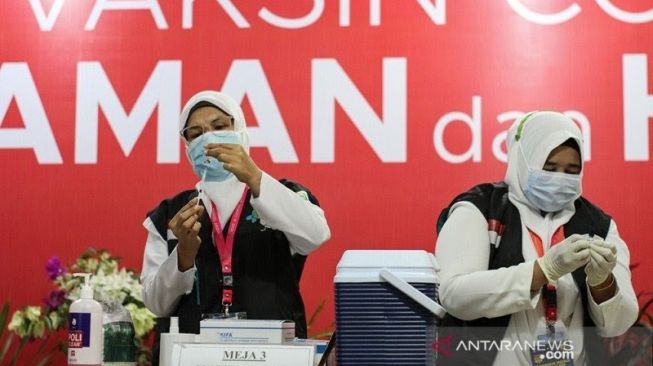 Petugas medis bersiap menyuntikkan vaksin Covid-19 di RSUD Zainoel Abidin Banda Aceh. [ANTARA]