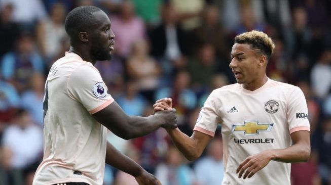 Jesse Lingard (kanan) dan Romelu Lukaku saat masih bermain bersama di Manchester United. [LINDSEY PARNABY / AFP]