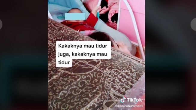 Bocah nyanyikan lagu penuh kode untuk tidurkan adiknya (tiktok.com/@khoirohummah1)