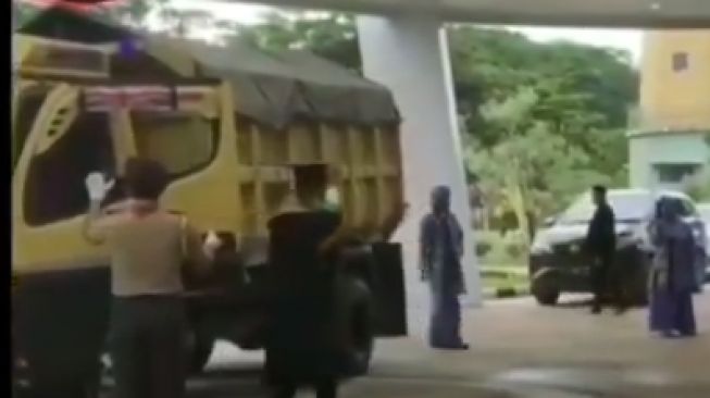 Wisuda drive thru menggunakan truk (Instagram)