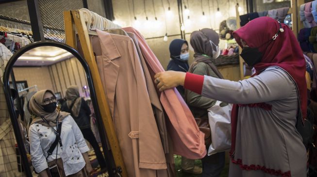 Pengunjung memilih pakaian muslim dan aksesorisnya saat Indonesia Hijab Fest di Trans Luxury Hotel, Bandung, Jawa Barat, Selasa (6/4/2021). [ANTARA FOTO/M Agung Rajasa]