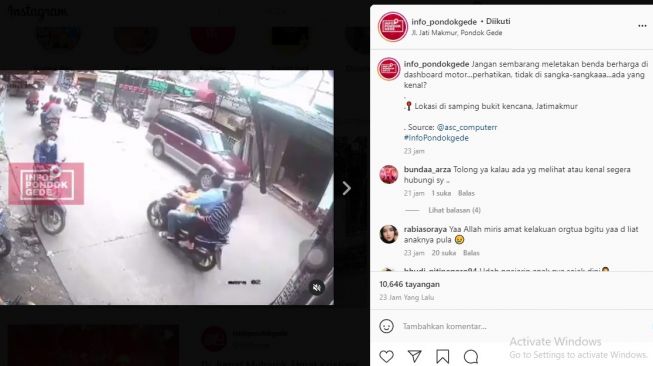 Pria diduga berbocengan bersama anak dan istri saat mengambil HP dari dashboard sepeda motor.[Instagram/@info_pondokgede]