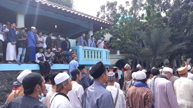 Pelayat Mulai Penuhi Sekitar Liang Lahad Abuya Uci Thurtusi