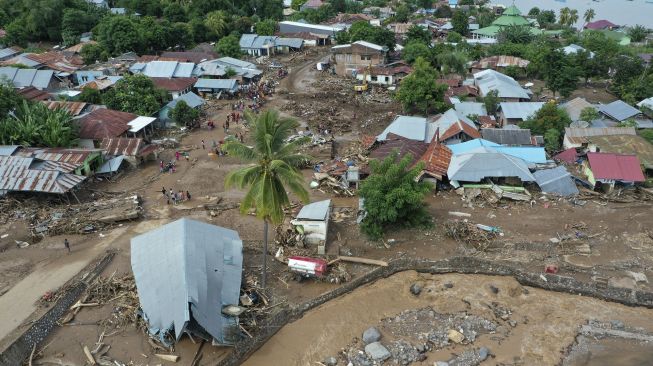 Foto udara situasi terakhir kerusakan yang diakibatkan banjir bandang di Waiwerang, Adonara Timur, Kabupaten Flores Timur, Nusa Tenggara Timur, Selasa (6/4/2021). [ANTARA FOTO/Aditya Pradana Putra]