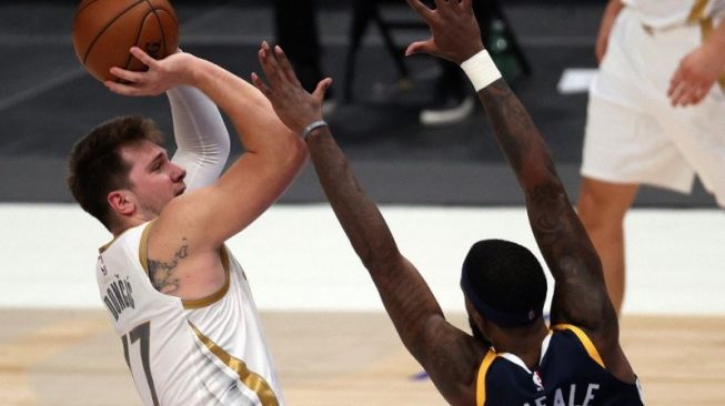 Pemain Dallas Mavericks, Luka Doncic (kiri). (Getty Images via AFP/RONALD MARTINEZ)