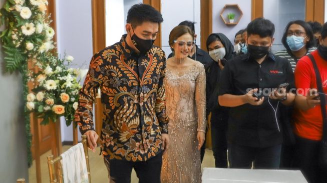 Pasangan Riefian Fajarsyah alias Ifan Seventeen dan Citra Monica usai melangsungkan acara lamaran di kawasan Tebet, Jakarta Selatan, Selasa (6/4/2021). [Suara.com/Alfian Winanto]