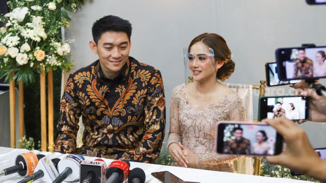 Pasangan Ifan Seventeen dan Citra Monica saat menggelar konferensi pers acara lamaran mereka di Tebet, Jakarta Selatan, Selasa (6/4/2021). [Suara.com/Alfian Winanto]