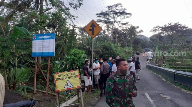 Tak Bisa Lewat, Pengendara Roda Empat Datangi Proyek Jembatan Bancakan