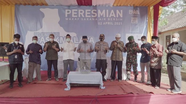 Peresmian wakaf sarana air bersih. [dokumentasi pribadi]