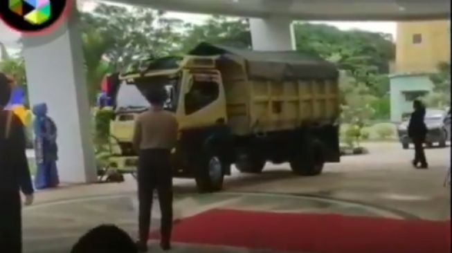 Wisuda drive thru menggunakan truk (Instagram)