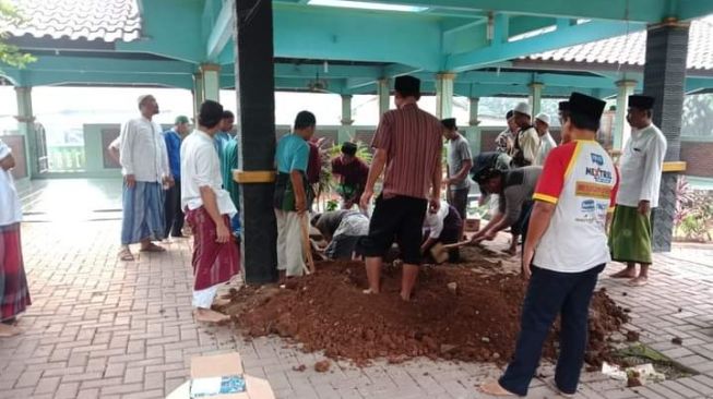 Abuya KH Uci Thurtusi Dimakamkan di Area Pesantren