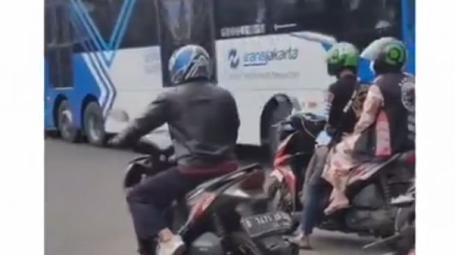 Ogah Injak Aspal di Lampu Merah, Pemotor Disorot, 'Newton Nangis Lihat Ini'