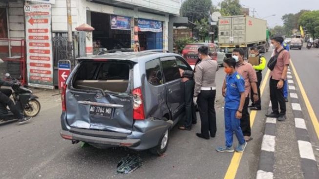 Sopir Ngantuk, Mobil, Truk dan Bus Kecelakaan Karambol di Jalan Ahmad Yani