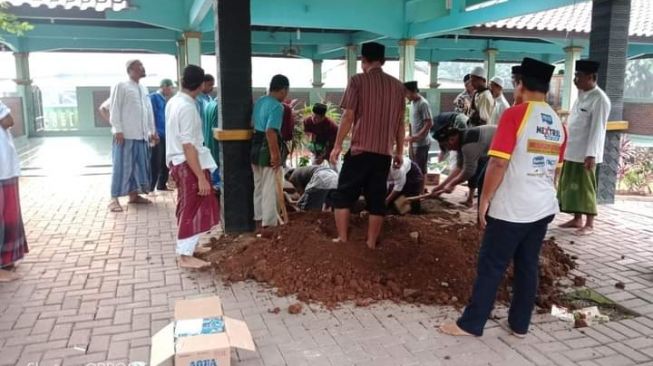 Pelayat Berkumpul di Dekat Liang Lahad Abuya Uci Thurtusi