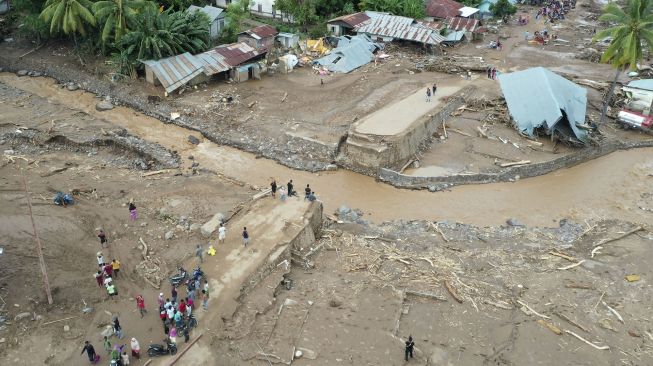 Mukjizat! 5 Jam Terseret Banjir NTT, Bocah Ini Bertahan di Batang Pohon