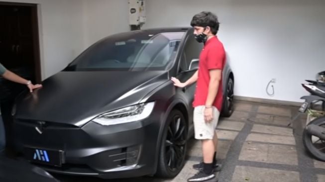 Mobil Tesla milik Atta Halilintar (Youtube)