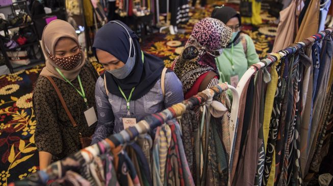 Pengunjung memilih pakaian muslim dan aksesorisnya saat Indonesia Hijab Fest di Trans Luxury Hotel, Bandung, Jawa Barat, Selasa (6/4/2021). [ANTARA FOTO/M Agung Rajasa]