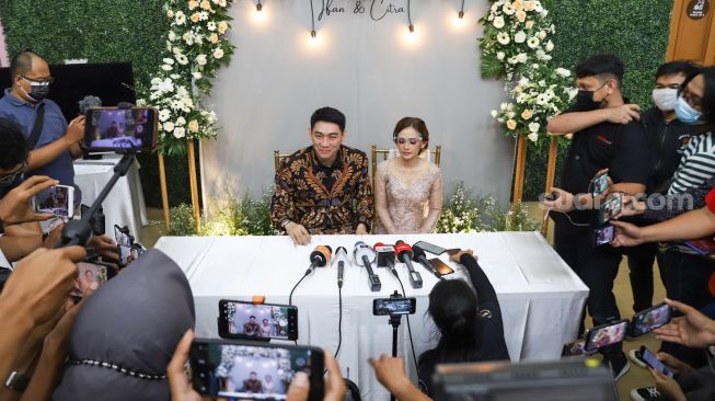 Pasangan Riefian Fajarsyah alias Ifan Seventeen dan Citra Monica menggelar konferensi pers acara lamaran mereka di kawasan Tebet, Jakarta Selatan, Selasa (6/4/2021). [Suara.com/Alfian Winanto]