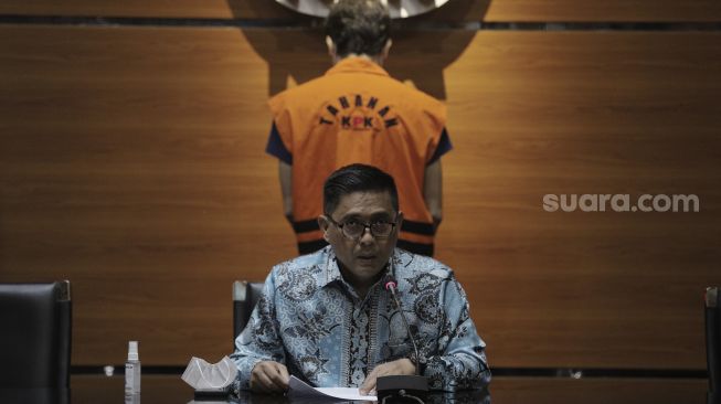 Deputi Bidang Penindakan KPK, Karyoto memberikan keterangan kepada wartawan terkait penahanan Samin Tan di Gedung Merah Putih KPK, Jakarta, Selasa (6/4/2021). [Suara.com/Angga Budhiyanto]