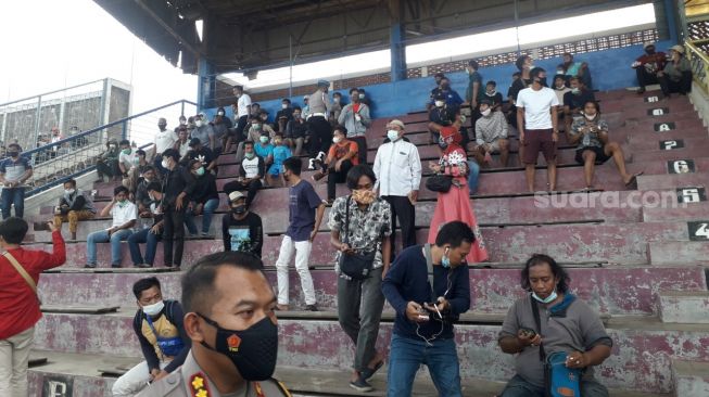 Kapolres Cilegon membubarkan kerumunan penonton seleksi Rans Cilegon FC (Suara.com/Adi Mulyadi)