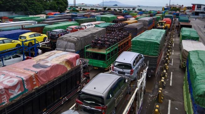 Cuaca Buruk, Kapal di Pelabuhan Merak Sulit Sandar