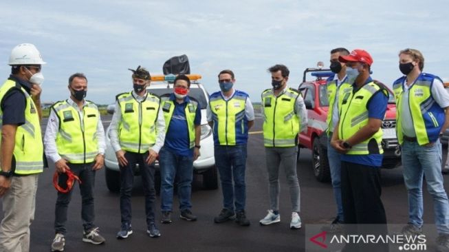 Managing Director Dorna Sports Carlos Ezpeleta bersama Tim Dorna Sports dan Angkasa Pura I saat meninjau kesiapan Bandara Internasional Zainuddin Abdul Madjid (Bizam) menyambut MotoGP Mandalika di Kabupaten Lombok Tengah, Nusa Tenggara Barat (NTB), Rabu (7/4/2021). (ANTARA/Angkasa Pura I Nizam). 