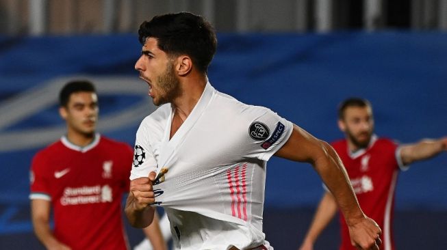 Gelandang Real Madrid, Marco Asensio melakukan selebrasi usai membobol gawang Liverpool dalam laga leg pertama babak perempat final Liga Champions 2020/2021 di Estadio Alfredo Di Stefano, Rabu (7/4/2021) dini hari WIB. [GABRIEL BOUYS / AFP].