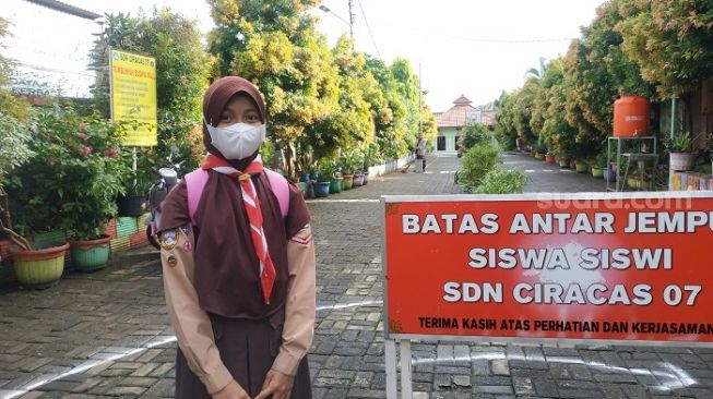 Jihan, siswi SDN 07 Ciracas, Jakarta Timur saat masuk sekolah lagi di masa pandemi Corona. (Suara.com/Fakhri)