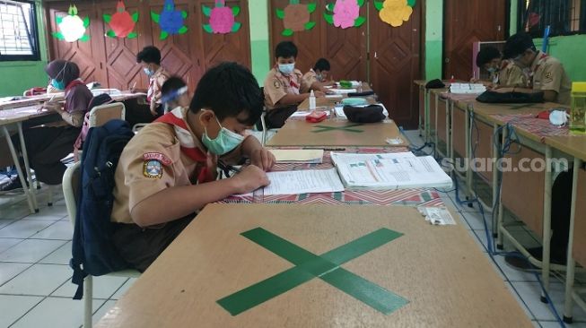 Salah satu siswa di SDN  SDN 07 Ciracas, Jakarta Timur saat mengikuti sekolah tatap muka. (Suara.com/Fakhri)