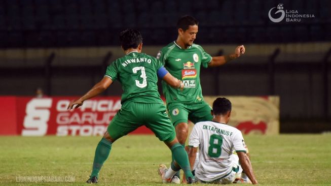 Pemain PSS Irfan Bachdim berebut bola dengan pemain Persebaya dalam pertandingan Grup C Piala Menpora 2021, Rabu (7/4/2021), di Stadion Si Jalak Harupat. [Liga Indonesia Baru]