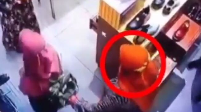 Viral, Aksi Komplotan 'Copet Lihai' di Mal Terekam CCTV