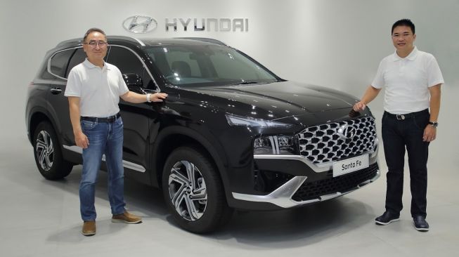 Perhatikan gaya grille yang kokoh dari Hyundai New Santa Fee yang seru [PT HMID].