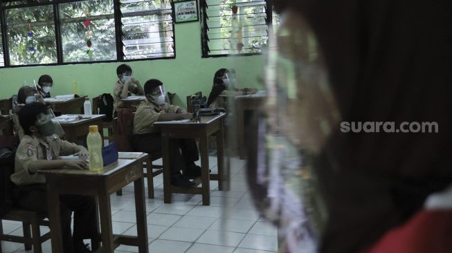 Sejumlah murid mengikuti uji coba pembelajaran tatap muka di SD Negeri Kenari 08 Pagi, Jakarta, Rabu (7/4/2021). [Suara.com/Angga Budhiyanto]