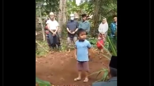 Viral Bocah Nyaris Buang Air Kecil di Atas Makam, Aksi Gercep Ibu Dipuji