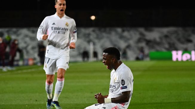 Penyerang Real Madrid, Vinicius Junior melakukan selebrasi setelah mencetak gol selama pertandingan sepak bola perempat final leg pertama Liga Champions antara Real Madrid melawan Liverpool di Estadio Alfredo Di Stefano, Rabu (7/4/2021) dini hari WIB.  GABRIEL BOUYS / AFP