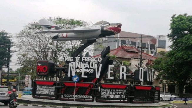 Iklan Rokok Terpasang di Monumen Pesawat TNI AU Kota Malang Panen Hujatan