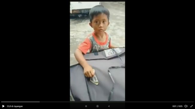 Kocak, Anak Ini Sodorkan Uang ke Tukang Antar Paket Dikira Penjual Susu