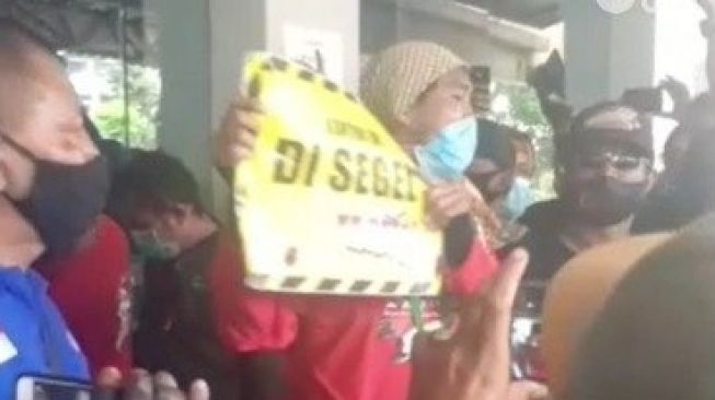 Kantor Grab Surabaya Disegel Para 'Ojol' Mitra Drivernya