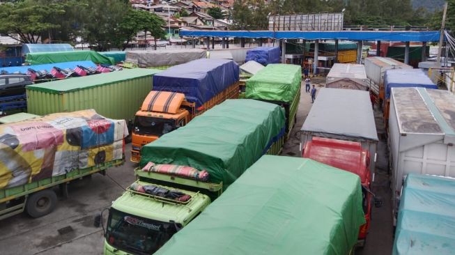 Kapal Sulit Sandar, Area Parkir Pelabuhan Merak Membludak