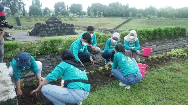 Aksi penanaman pohon di area komplek candi oleh Candi Darling From Home dari Program Associate Bakti Lingkungan Djarum Foundation.