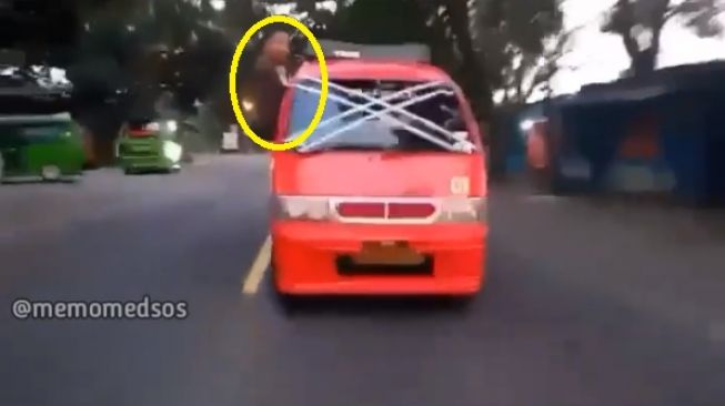 Atraksi sopir angkot di jalan raya (instagram.com/@memomedsos)