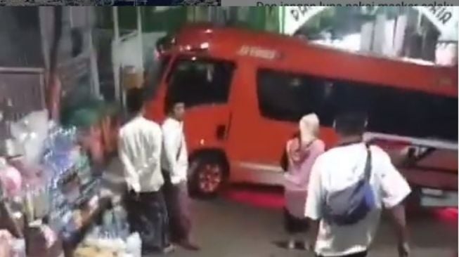 Minibus tersesat di area pemakaman Sunan Muria (Instagram)