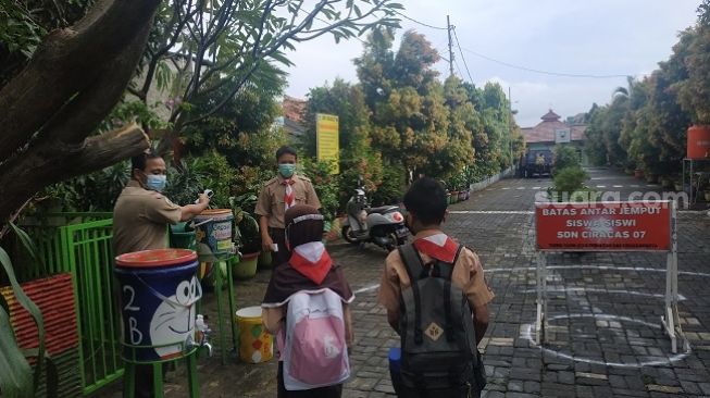 Hari pertama masuk sekolah di SDN 05 Ciracas, Jakarta Timur, Rabu (7/4/2021). (Suara.com/Fakhri Fuadi)