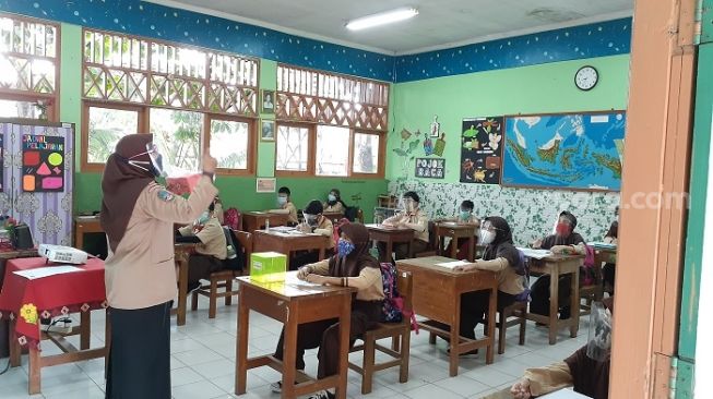 Murid Girang Sekolah Dibuka Kalau Gak Ngerti Bisa Langsung Tanya Bu Guru