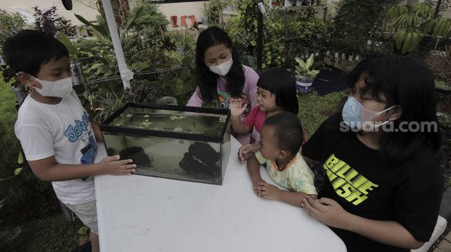 Sejumlah anak bermain di ruang edukasi anak di halaman Kantor Kelurahan Karet, Jakarta, Rabu (7/4/2021). [Suara.com/Angga Budhiyanto]