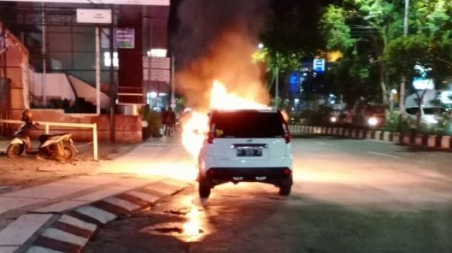 Mobil Berasap Ditegur, Baru Saja Menepi Langsung Terbakar di Balikpapan