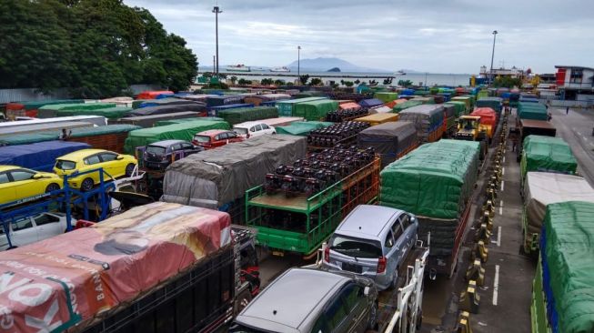 antong Parkir Pelabuhan Merak Penuh; Kendaraan Pribadi dan Muatan Menumpuk