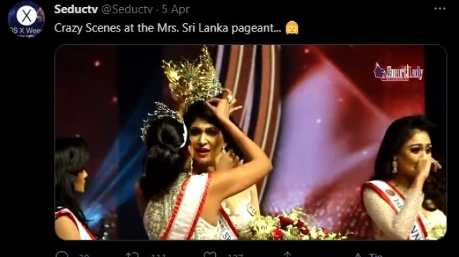 Caroline Jurie copot paksa mahkota pemenang Mrs World Sri Lanka. [Twitter/@Seductv]