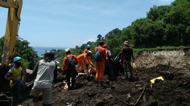 Proses Evakuasi SAR Gabungan Berlanjut di Desa Amakaka